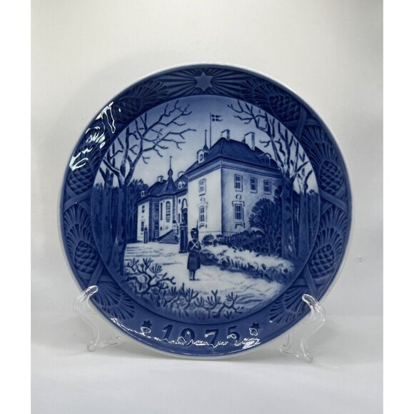 Royal Copenhagen Other - Vintage 1975 Royal Copenhagen Christmas Collectors Plate 7 1/8"